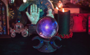 Noel kahini, Noel ve kış tatili kehaneti, mumlu mistik bir illüstrasyon ve diğer şeyler.