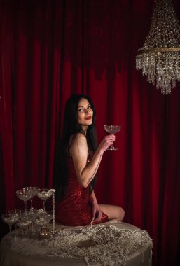  Parlak kırmızı elbiseli, esmer, tutkulu bir kadın. 