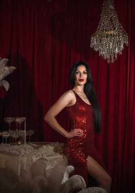  Parlak kırmızı elbiseli, esmer, tutkulu bir kadın. 