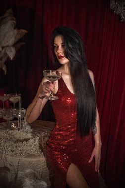  Parlak kırmızı elbiseli, esmer, tutkulu bir kadın. 