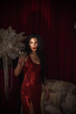  Parlak kırmızı elbiseli, esmer, tutkulu bir kadın. 