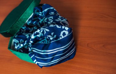 İpek eşarpta modaya uygun bir moda. Dolabın ayrıntıları