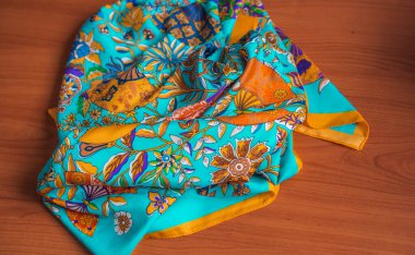 İpek eşarpta modaya uygun bir moda. Dolabın ayrıntıları