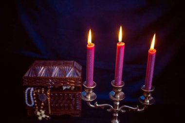 Mum ışığında hazine, eski ahşap bir kutuda masanın üstünde.