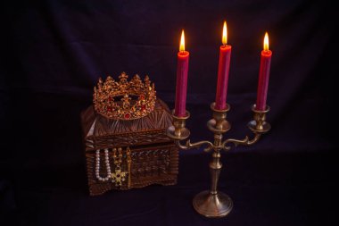 Mum ışığında hazine, eski ahşap bir kutuda masanın üstünde.