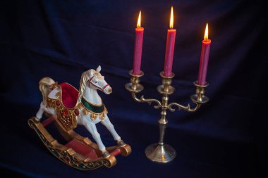 Altın bir stantta heybetli bir at heykeli. Koleksiyoncular için mükemmel, ev dekorasyonu, yaşam tarzı, sanat