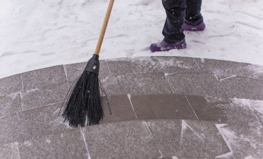Kışın kar yağarken süpürgeyle derin kar temizliyorum. Kar yağışı, soğuk hava ve mevsimsel zorluklar kavramı