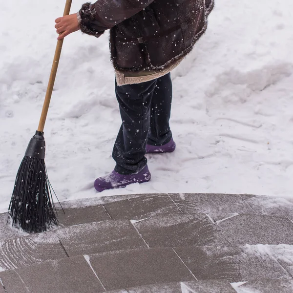 Kışın kar yağarken süpürgeyle derin kar temizliyorum. Kar yağışı, soğuk hava ve mevsimsel zorluklar kavramı