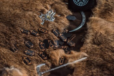 İskandinav tahta mührü, antik İskandinav kehanetinin, mistisizminin ve ruhani ritüellerin sembolü olarak bir masaya dizilmiştir.