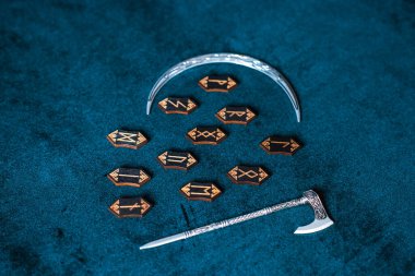 İskandinav tahta mührü, antik İskandinav kehanetinin, mistisizminin ve ruhani ritüellerin sembolü olarak bir masaya dizilmiştir.