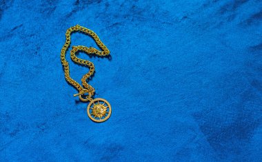 Lüks moda konsepti olarak düzenlenmiş zarif altın aksesuarlar. Kadınsı tarz, modern trendler, zarafet ve incelikli estetik.