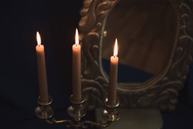 Mum ve aynalı mistik sunak, sihirli sahne, pagan ya da cadı konsepti