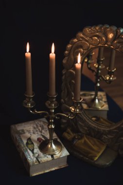 Mum ve aynalı mistik sunak, sihirli sahne, pagan ya da cadı konsepti