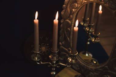 Eskimiş Şamdanlarda Yanan Mumlarla Karanlık Arkaplanda Mistik Ayna Yansıması