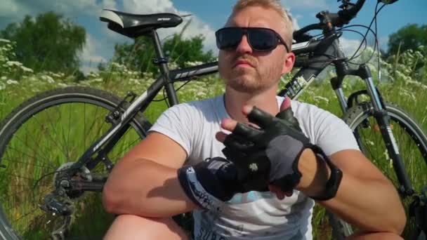Jonge Mannelijke Fietser Zonnebril Helm Zittend Het Grasveld Buurt Van — Stockvideo
