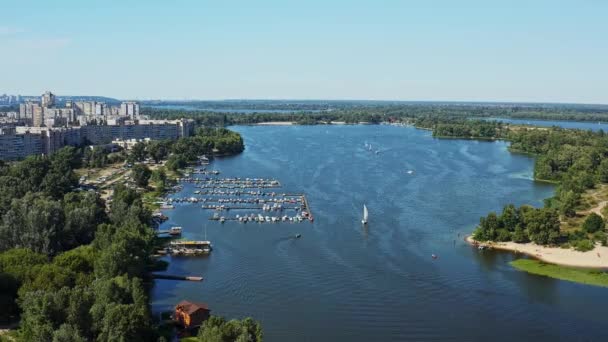 Hermosa Vista Aérea Del Río Dnipro Veleros Actividad Acuática Verano — Vídeos de Stock