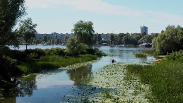 Veduta Aerea Sullo Sportivo Kayak Pagaiare Lungo Pittoresche Rive Del — Video Stock