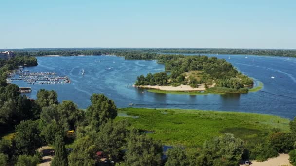 Hermosa Vista Aérea Del Río Dnipro Veleros Actividad Acuática Verano — Vídeos de Stock