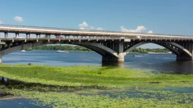 Kyiv 'deki Dinyeper Nehri' nin karşısındaki metro köprüsü..