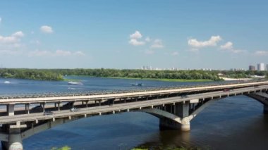 Kyiv 'deki Dinyeper Nehri' nin karşısındaki metro köprüsü..