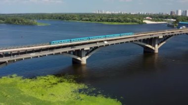 Kyiv 'deki Dinyeper Nehri' nin karşısındaki metro köprüsü..