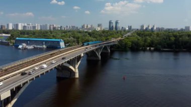 Kyiv 'deki Dinyeper Nehri' nin karşısındaki metro köprüsü..