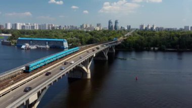 Kyiv 'deki Dinyeper Nehri' nin karşısındaki metro köprüsü..