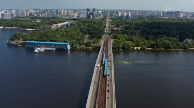 Kyiv 'deki Dinyeper Nehri' nin karşısındaki metro köprüsü..