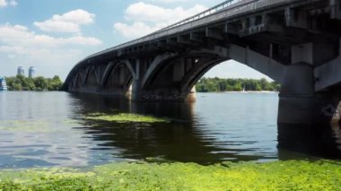 Kyiv 'deki Dinyeper Nehri' nin karşısındaki metro köprüsü..