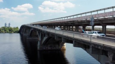 Kyiv 'deki Dinyeper Nehri' nin karşısındaki metro köprüsü..