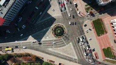 Şehir trafiğinin en üst görüntüsü. Ukrayna, Kyiv 'deki kavşağın hava görüntüsü.