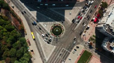 Şehir trafiğinin en üst görüntüsü. Ukrayna, Kyiv 'deki kavşağın hava görüntüsü.
