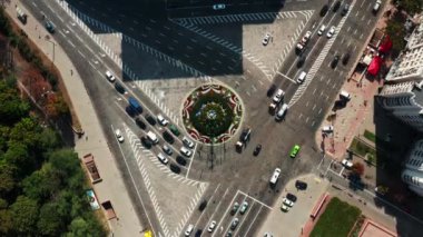 Şehir trafiğinin en üst görüntüsü. Ukrayna, Kyiv 'deki kavşağın hava görüntüsü.