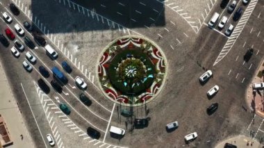 Şehir trafiğinin en üst görüntüsü. Ukrayna, Kyiv 'deki kavşağın hava görüntüsü.