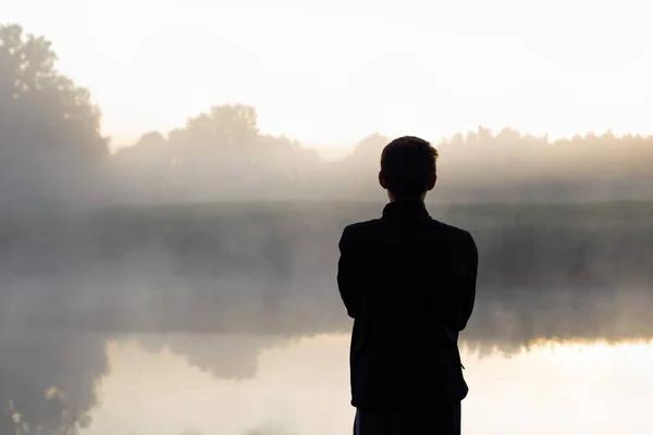 Tek Başına Duran Bir Adam Gölete Bakıyor Güneş Doğmadan Bir Stok Fotoğraf