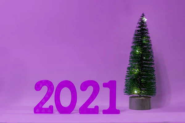 Mutlu yıllar 2021. Ahşap mavi arka planda Noel süslemeleri tatili — Stok fotoğraf