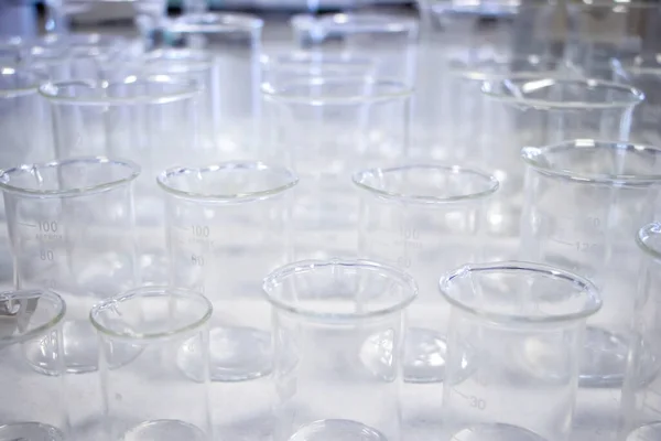 Διαφορετικοί Εργαστηριακοί Υαλοκαθαριστήρες Στο Εργαστήριο Χημείας Φιάλη Αντίδρασης Ποτηριού Erlenmeyer — Φωτογραφία Αρχείου