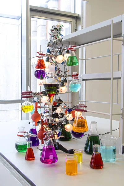 充填チューブ 円錐フラスコ 化学で使用されるカラフルな液体とエルレンマイヤーで作られたクリスマスツリー 化学研究室のコンセプトの新年 — ストック写真