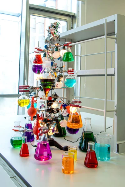 Árbol Navidad Hecho Hierro Tubos Llenos Frascos Cónicos Erlenmeyer Con Imagen de stock