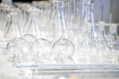 Kimya laboratuvarında farklı cam teçhizatlar var. deney şişesi, erlenmeyer, bilim laboratuarı araştırma ve geliştirme konsepti reaksiyon şişesi