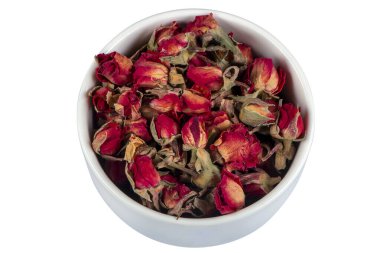 Beyaz arka planda fincanlarda çeşitli bitkisel çay malzemeleri var. Doğal bitkiler ilacı..