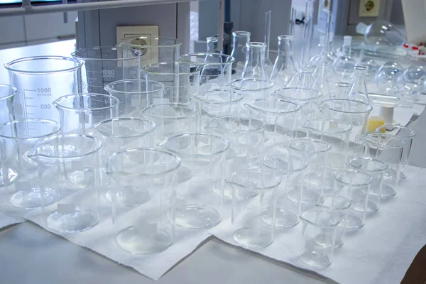 Διαφορετικοί Εργαστηριακοί Υαλοκαθαριστήρες Στο Εργαστήριο Χημείας Φιάλη Αντίδρασης Ποτηριού Erlenmeyer — Φωτογραφία Αρχείου