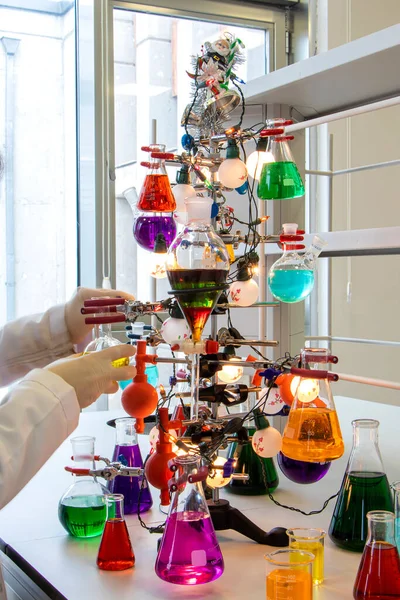 Vasból Készült Karácsonyfa Töltött Csövek Erlenmeyer Kémiában Használt Színes Folyadékokkal — Stock Fotó