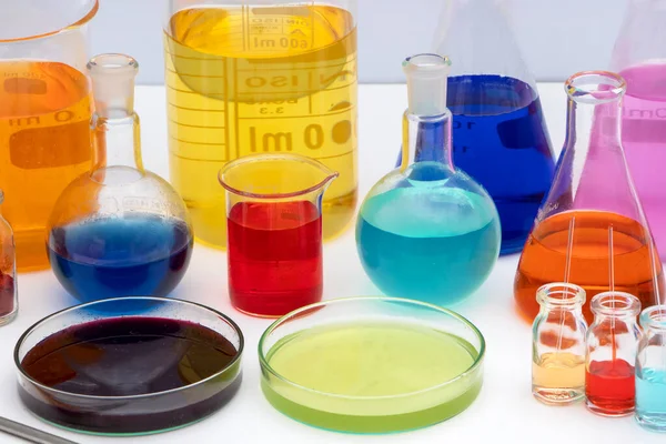 Εργαστήριο Γυαλικά Διάφορα Χρωματιστά Υγρά Στο Εργαστήριο Χημείας Ογκομετρικά Εργαστηριακά — Φωτογραφία Αρχείου