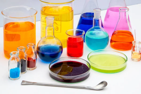 Vidraria Laboratório Com Vários Líquidos Coloridos Laboratório Química Vidros Laboratório — Fotografia de Stock