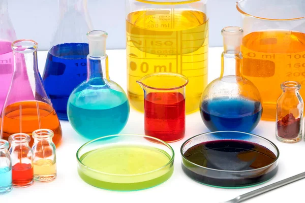 Лабораторное Стекло Различными Цветными Жидкостями Химической Лаборатории Объемная Лабораторная Посуда — стоковое фото