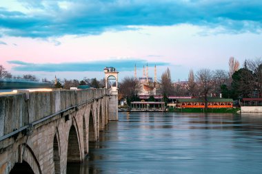 Mimar Sinan tarafından 1575 yılında inşa edilen Selimiye Camii 'nin UNESCO Dünya Mirası Alanı. Selimiye Camii, Meriç Nehri ve Edirne 'deki köprü