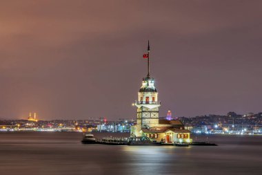 İstanbul, Türkiye 'nin sembolü Leander' s Tower olarak da bilinen ünlü Maiden 's Tower (Kiz Kulesi) ile Boğaz' ın üzerinde kızgın bir günbatımı. Duvar kağıdı veya rehber kitap için sahne yolculuğu arkaplanı