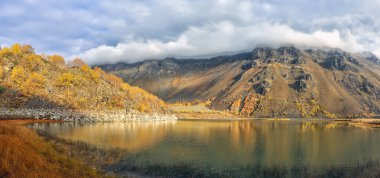 Nemrut Krater Gölü 'nün panaromik manzarası, Tatvan, Bitlis, Türkiye. Sonbaharda gölün yansımasıyla inanılmaz manzara manzarası.