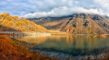 Nemrut Krater Gölü 'nün panaromik manzarası, Tatvan, Bitlis, Türkiye. Sonbaharda gölün yansımasıyla inanılmaz manzara manzarası.